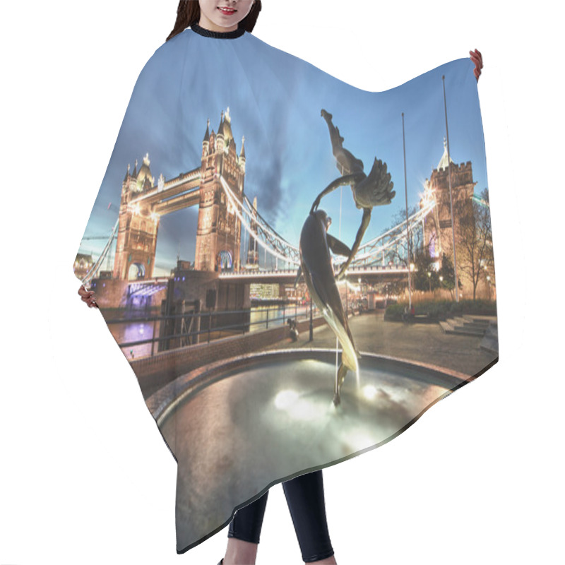 Personality  Tower Fountain Hair Cutting Cape