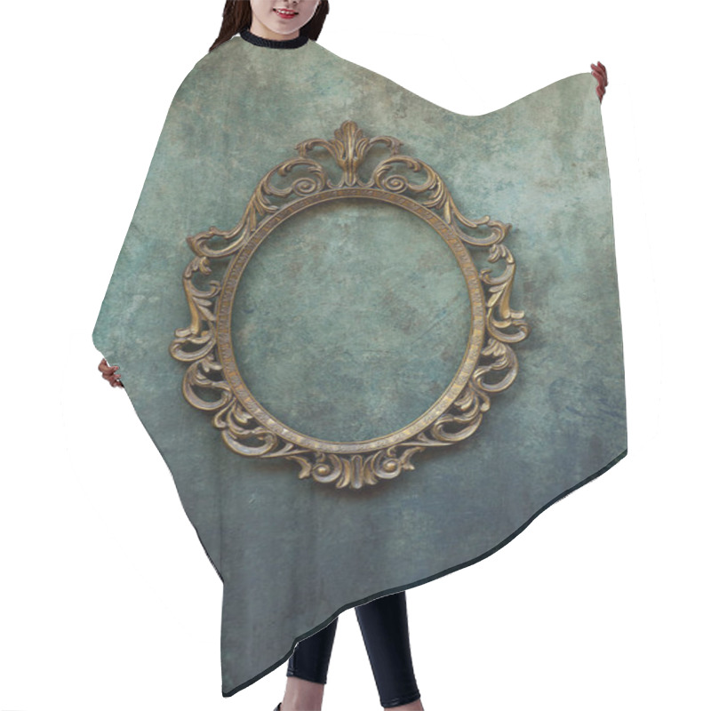 Personality  Metal Oval Frame On A Wall Hair Cutting Cape