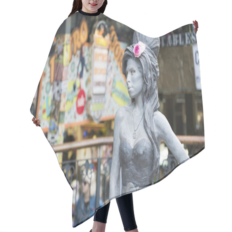 Personality  Amy Winehouse Statue Hair Cutting Cape