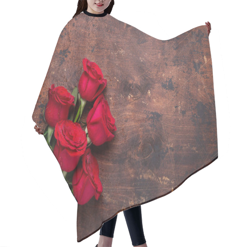 Personality  Red Rose Flowers Bouquet On Wooden Background Valentine's Day Greeting Card Copy Space Top View Hair Cutting Cape