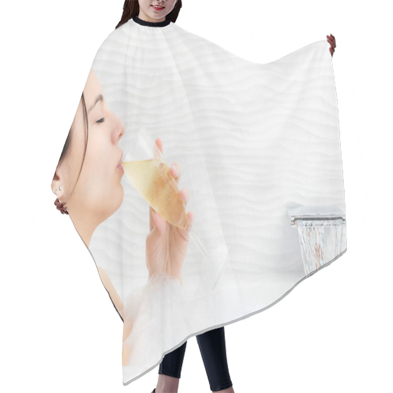 Personality  Woman Relaxing With Champagne In Bath Hair Cutting Cape