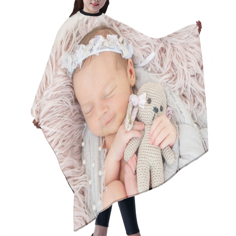 Personality  Newborn Baby Sleeping In The Basket Hair Cutting Cape