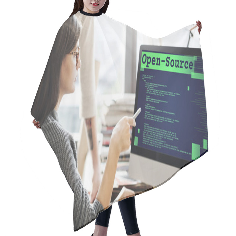 Personality  Woman Showing On Monitor With Open-source Hair Cutting Cape