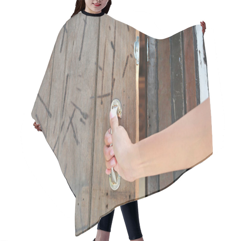 Personality  Hand Hold Handle Of Wood Door To Open Hair Cutting Cape