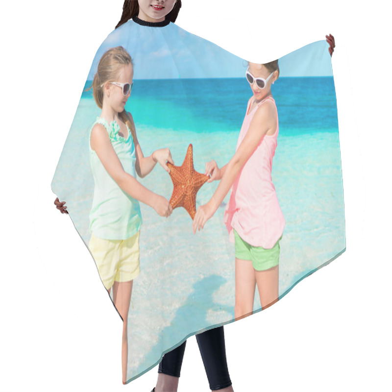 Personality  Adorable Little Girls Having Fun On The Beach Full Of Starfish On The Sand Hair Cutting Cape