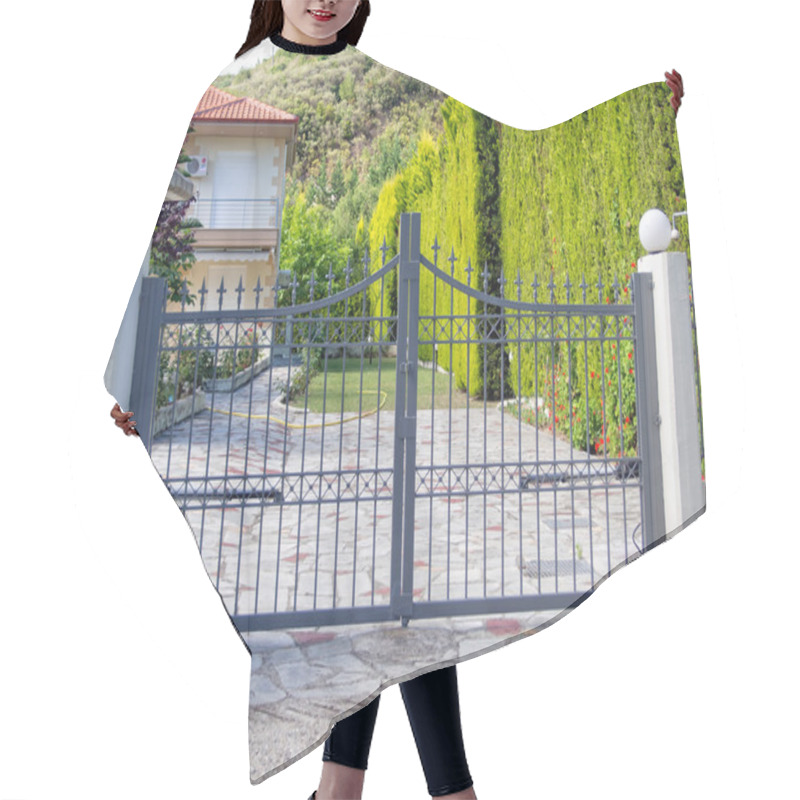 Personality  Metal Gate Hair Cutting Cape