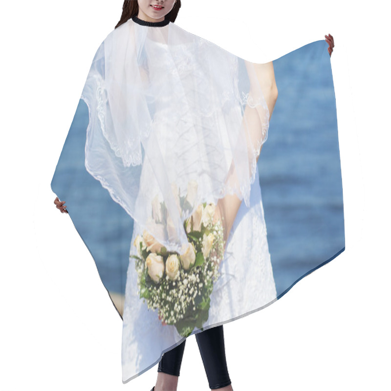 Personality  Bride Is Wearing Dress With A Bouquet In Hand Hair Cutting Cape