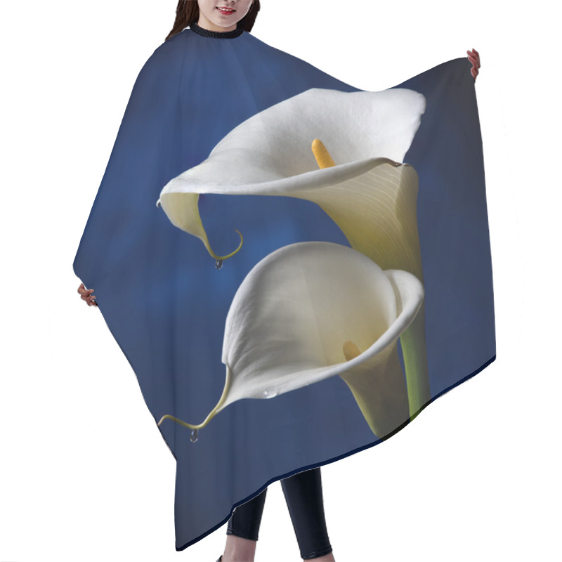 Personality  Lilly On The Dark Blue Background Hair Cutting Cape