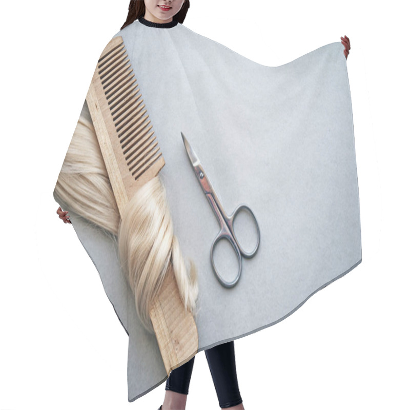 Personality  Top View Of A Wooden Comb In Curls Of Delicate Blond Blonde Hair And Scissors. On A Delicate Beige, Gray Background. The Concept Of A Beauty Salon, Hairdresser. Blank For Design. Hair Cutting Cape