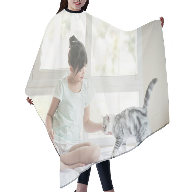 Personality  Beautiful Asian Girl Playing With American Shorthair Cat On The Bed Hair Cutting Cape