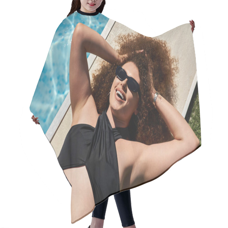 Personality  A Woman With Curly Hair And Sunglasses Lounges By The Pool, Smiling And Enjoying The Summer Sunshine. Hair Cutting Cape