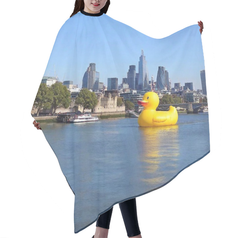 Personality  Giant, Inflatable Bath Duck Floating In The Thames River Near London's Tower Bridge. The Oversized Yellow Duck Towers Over The Water, Its Glossy Surface Reflecting The Sunlight As It Drifts Majestically Beneath The Iconic Bridge. Hair Cutting Cape