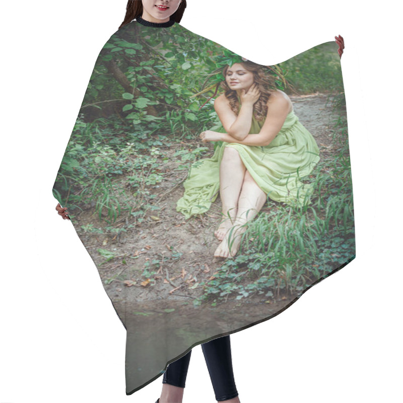 Personality  Beautiful Young Woman In A Green Dress And A Wreath In A Sunny Forest. Ceremony On Midsummer Or Earth Day. Idea And Concept Of Perfume, Fairy Tales And Happiness Hair Cutting Cape