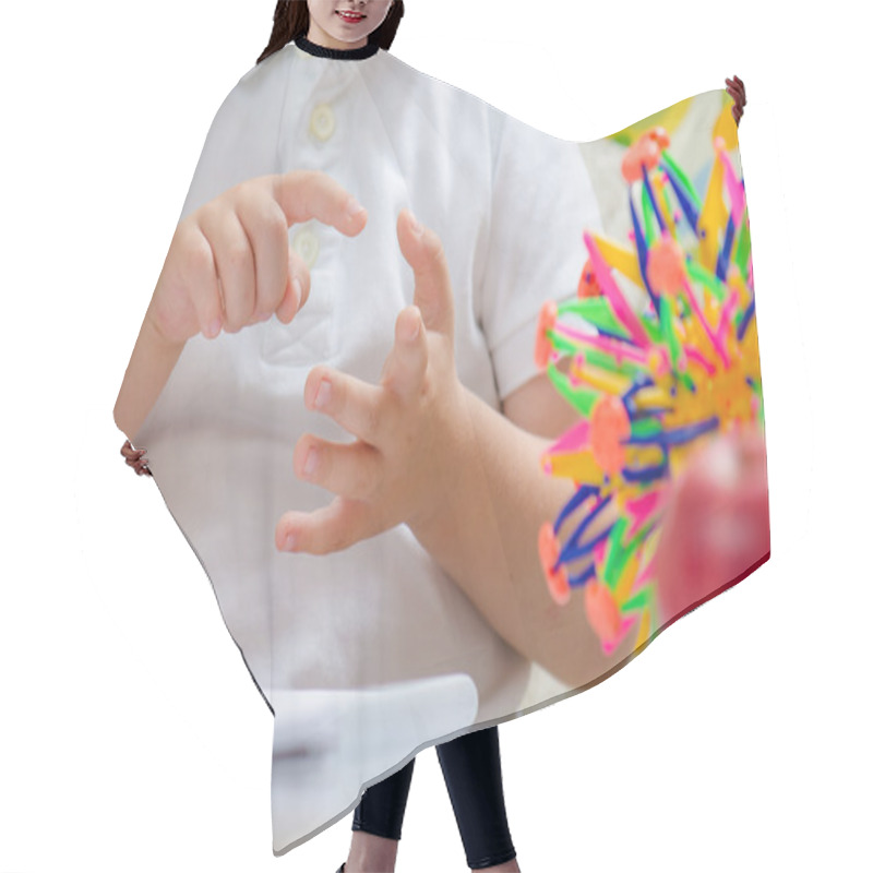 Personality  Beautiful Child Counting On Fingers Hair Cutting Cape