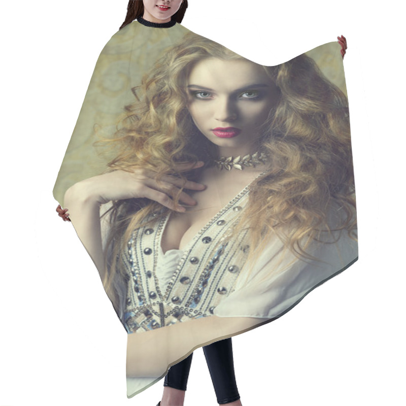 Personality  Woman With Antique Style  Hair Cutting Cape