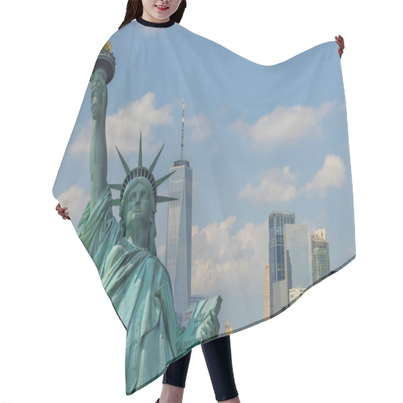 Personality  AStatue Of Liberty With Beautifully Manhattan At New York City Background Hair Cutting Cape