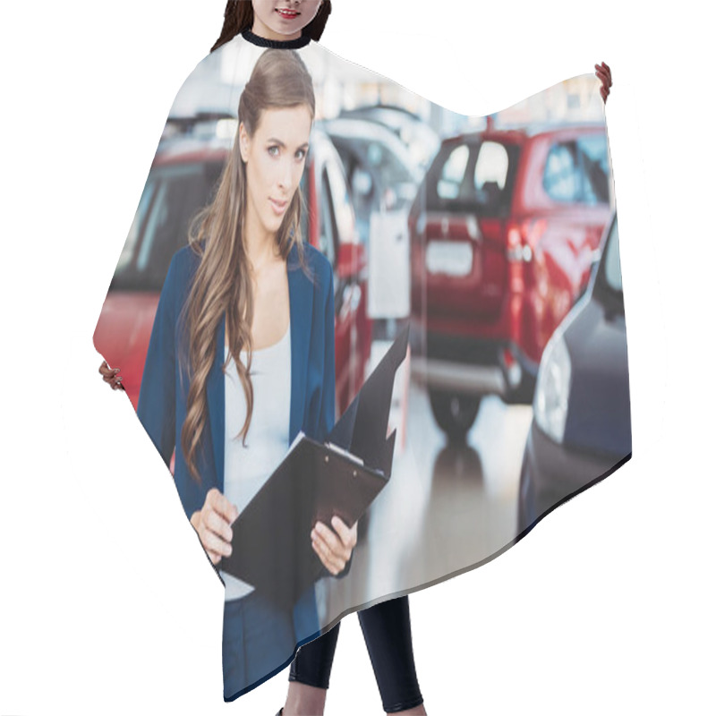 Personality  Female Manager Of Car Showroom Hair Cutting Cape