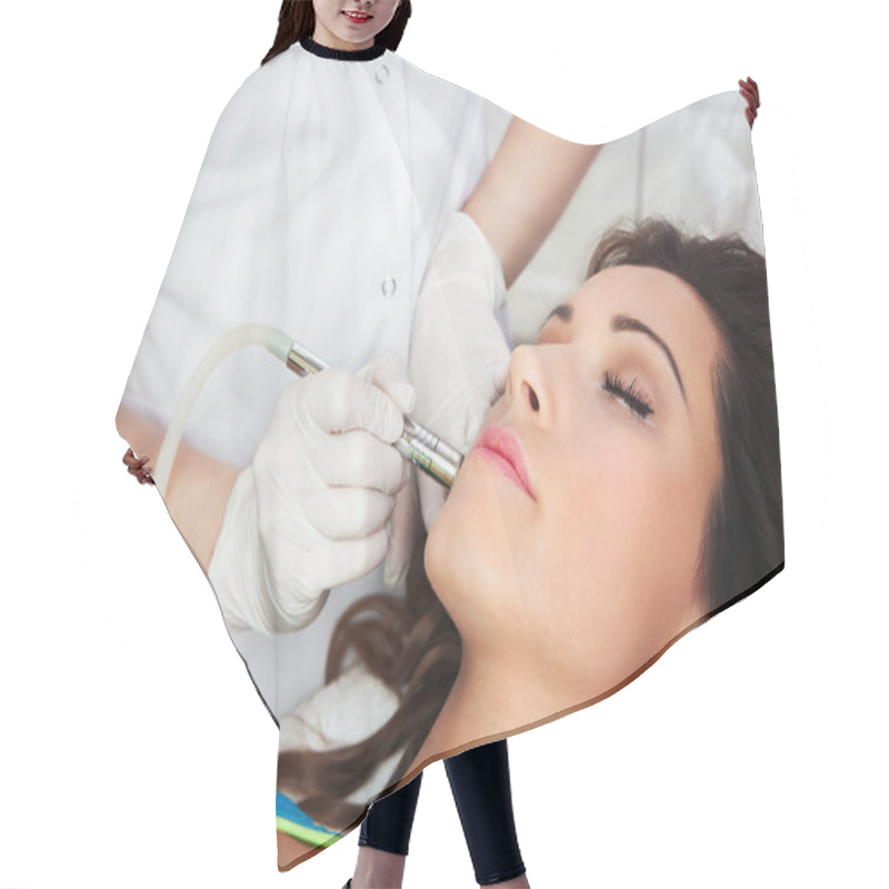 Personality  Woman Getting Laser Face Treatment Hair Cutting Cape