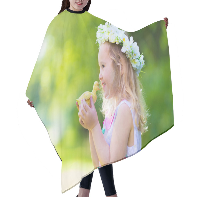 Personality  Little Girl Playing With A Toy Duck Hair Cutting Cape