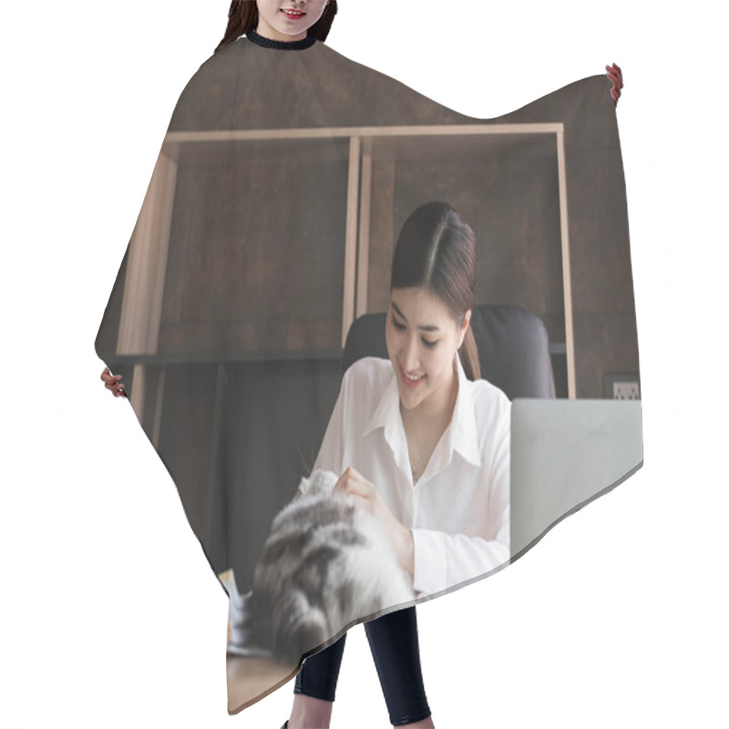 Personality  Asian Businesswoman Sitting At A Desk In An Office, Smiling And Petting A Cat, With Paperwork And A Laptop On The Desk Hair Cutting Cape