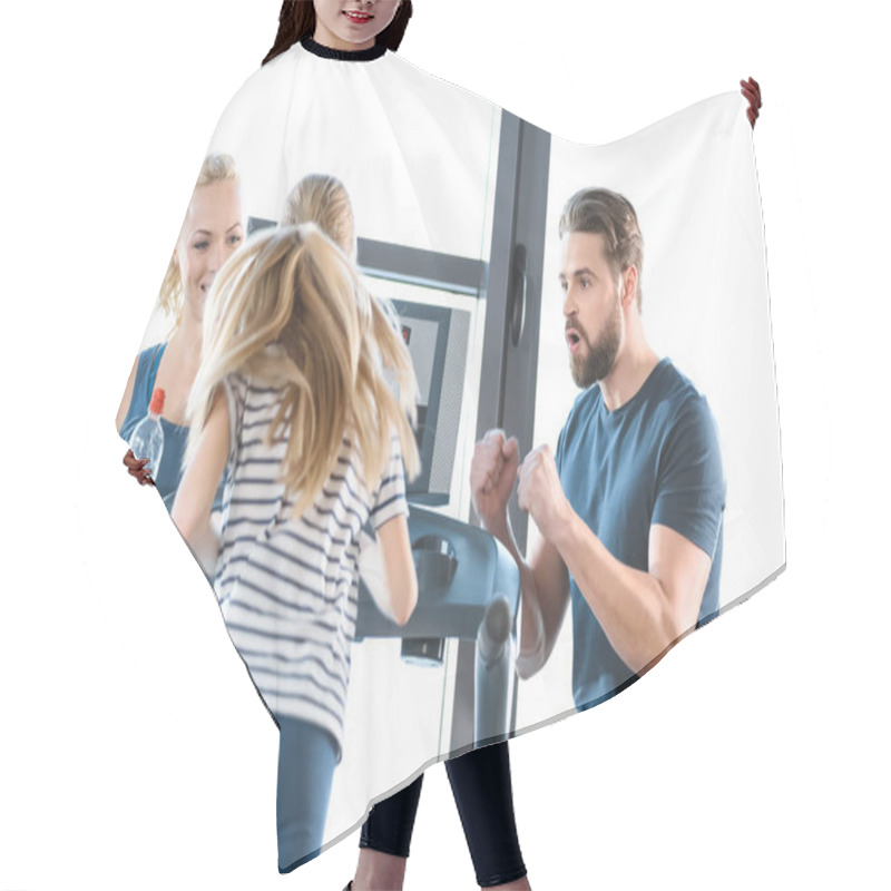 Personality  Parents Supporting Daughter Workout On Treadmill Hair Cutting Cape