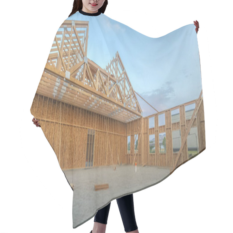 Personality  Large Open Area Of Construction Building Square Hair Cutting Cape