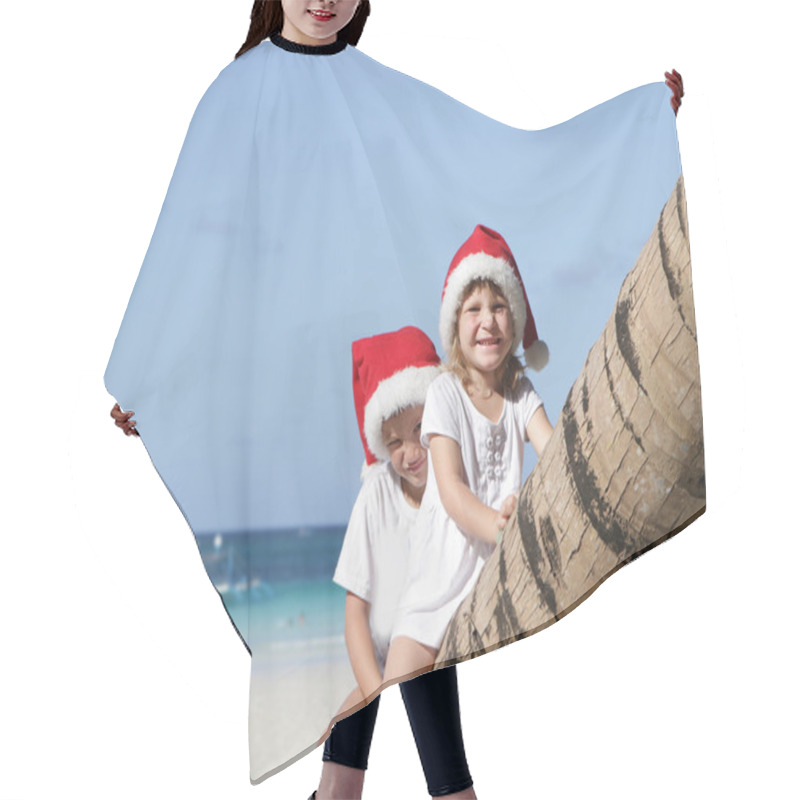 Personality  Two Young Happy Children In Santa Hats On Tropical Beach Backgro Hair Cutting Cape