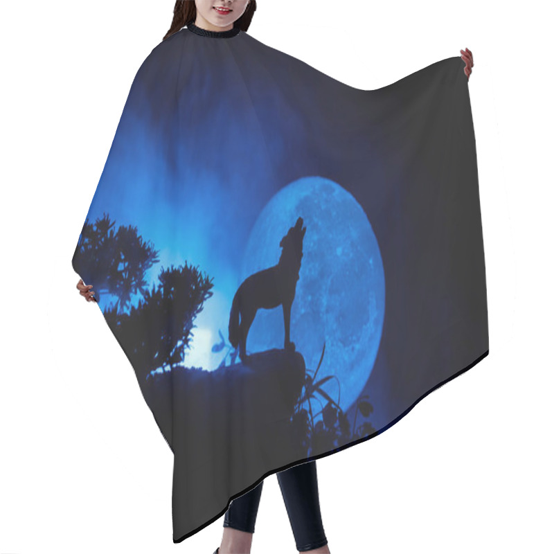 Personality  Silhouette Of Howling Wolf Against Dark Toned Foggy Background And Full Moon Or Wolf In Silhouette Howling To The Full Moon. Halloween Horror Concept. Selective Focus Hair Cutting Cape