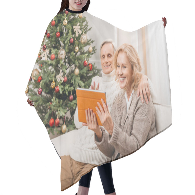 Personality  Couple Making Video Call On Christmas Hair Cutting Cape