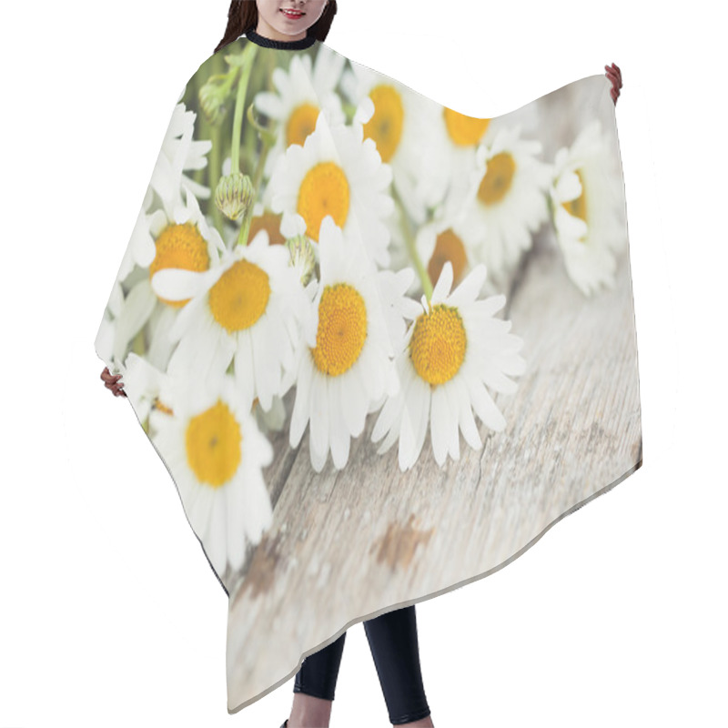 Personality  Daisy Flowers On Wooden Desk Hair Cutting Cape