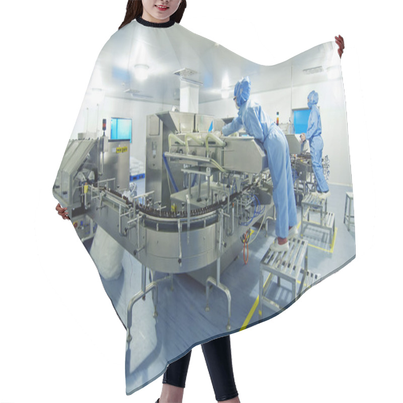 Personality  Scientist Working In A Pharmaceutical Laboratory Hair Cutting Cape