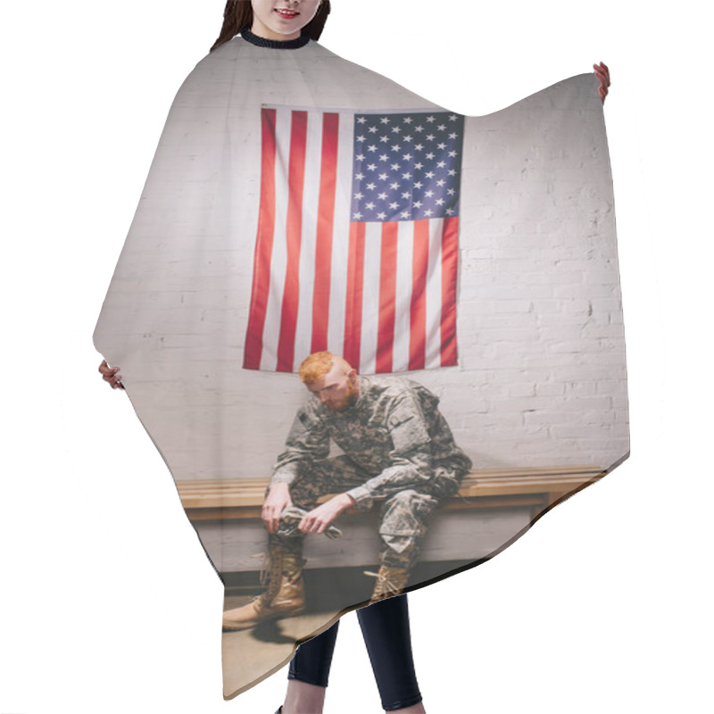 Personality  Red Hair American Soldier Sitting On Wooden Bench With Flag On White Brick Wall Behind, Americas Independence Day Concept Hair Cutting Cape