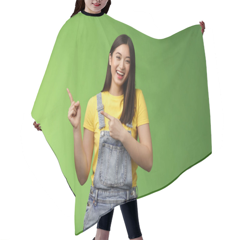 Personality  Amused Friendly Easygoing Asian Woman Having Fun Discuss Funny Comedy Performance, Pointing Left Smiling Laughing Carefree, Give Positive Feedback New Cafe, Stand Green Background Hair Cutting Cape