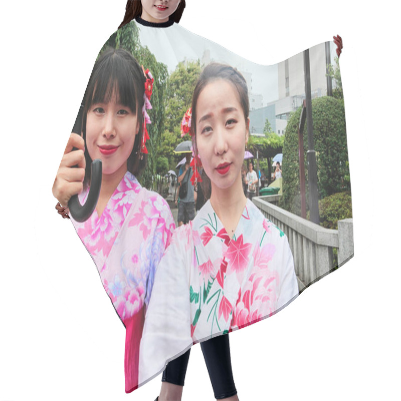 Personality  Modern Japanese Girls In Traditional Kimono  Hair Cutting Cape