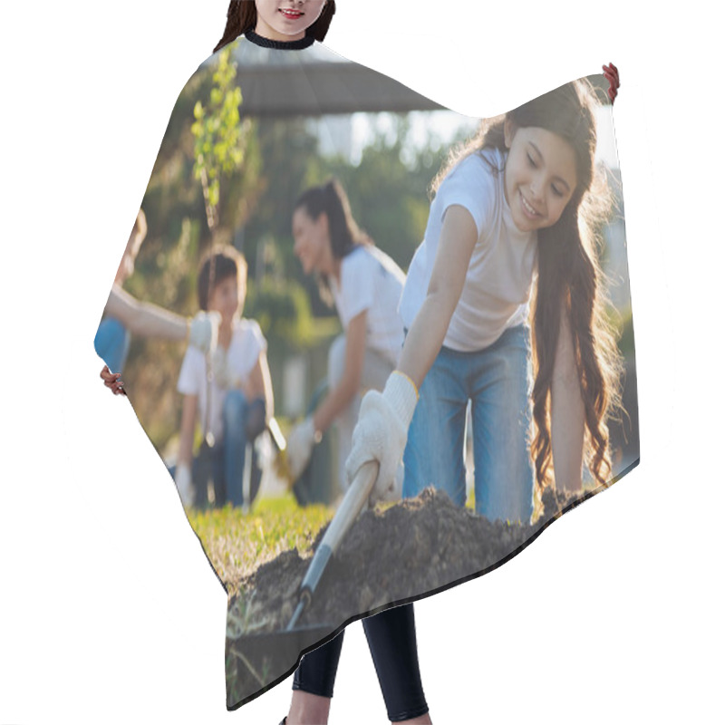 Personality  Little Volunteer Working With Rate Hair Cutting Cape