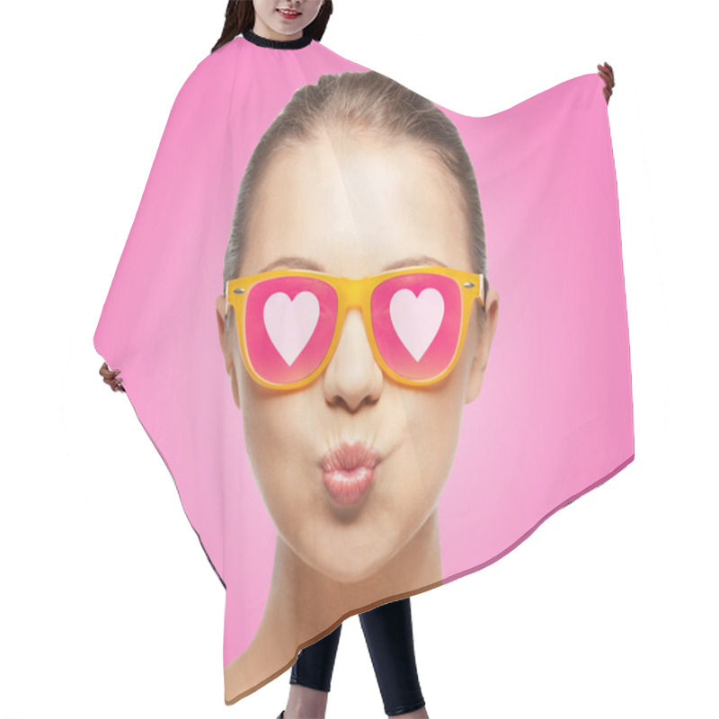 Personality  Girl In Pink Sunglasses Blowing Kiss Hair Cutting Cape