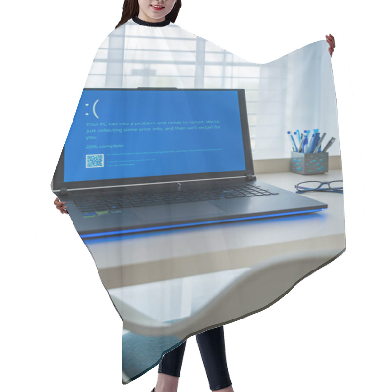 Personality  Prague, Czech Republic - September 11, 2024: A Laptop Displays The Blue Screen Of Death While In Use At A Home Office Desk, Signaling A System Crash. The Workspace Is Organized Near The Window. Hair Cutting Cape