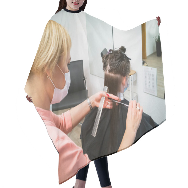 Personality  Blond Hairdresser With Bob Haircut In Medical Face Mask For Covid-19 Security Measures Cut Brunette Female Client Hair.Reopening Of Beauty Salon,pandemic Quarantine.Classic Hairdressing Technology. Hair Cutting Cape