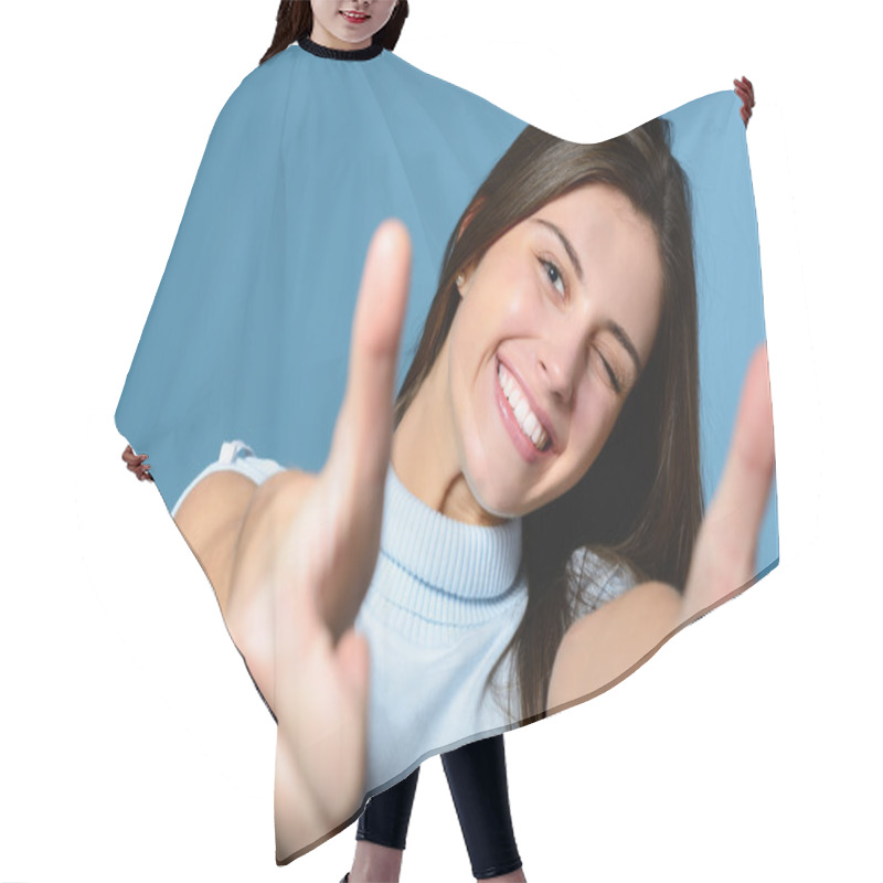 Personality  Girl Showing Thumbs Up Hair Cutting Cape