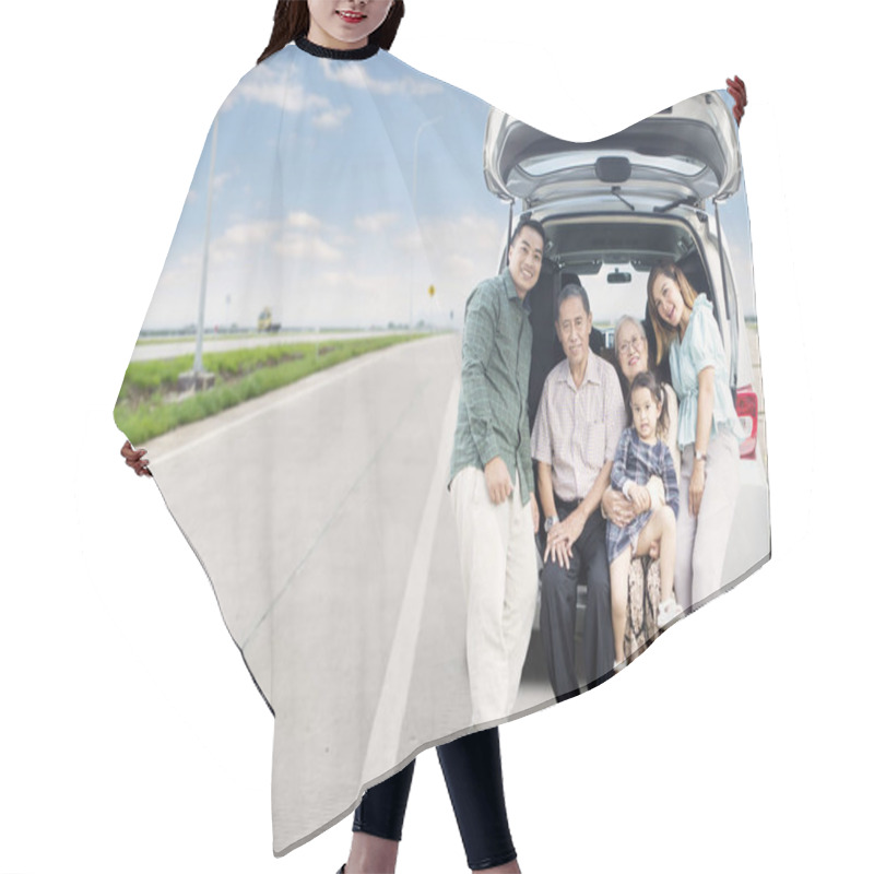 Personality  Extended Happy Family Sitting On The Car Trunk   Hair Cutting Cape