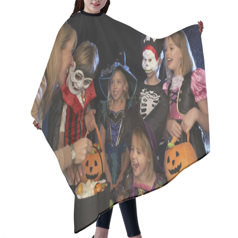 Personality  Happy Halloween Party With Children Trick Or Treating Hair Cutting Cape