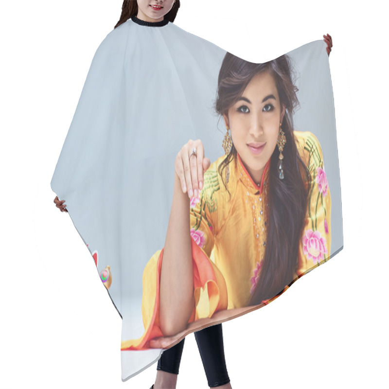 Personality  Woman With Maneki Neko Cat Hair Cutting Cape