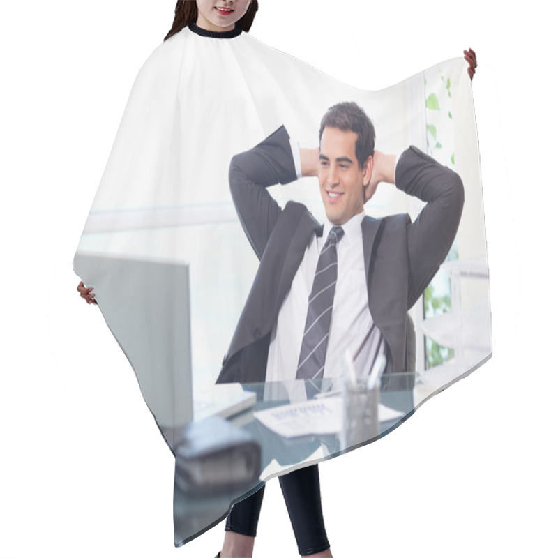 Personality  Relaxed Businessman Working With A Laptop Hair Cutting Cape