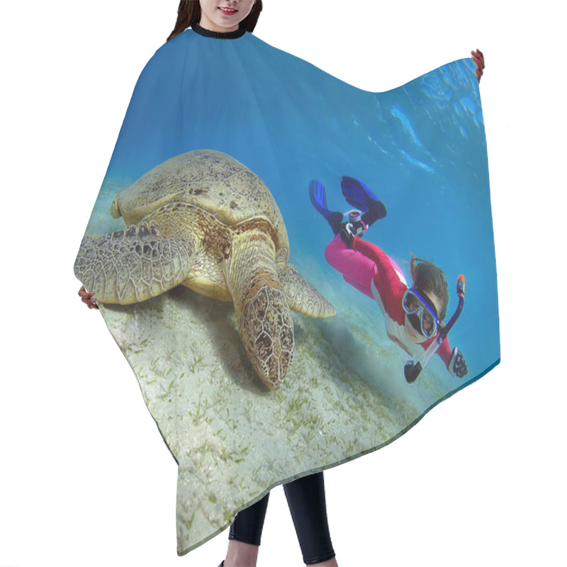 Personality  Freediver And Green Turtle Hair Cutting Cape