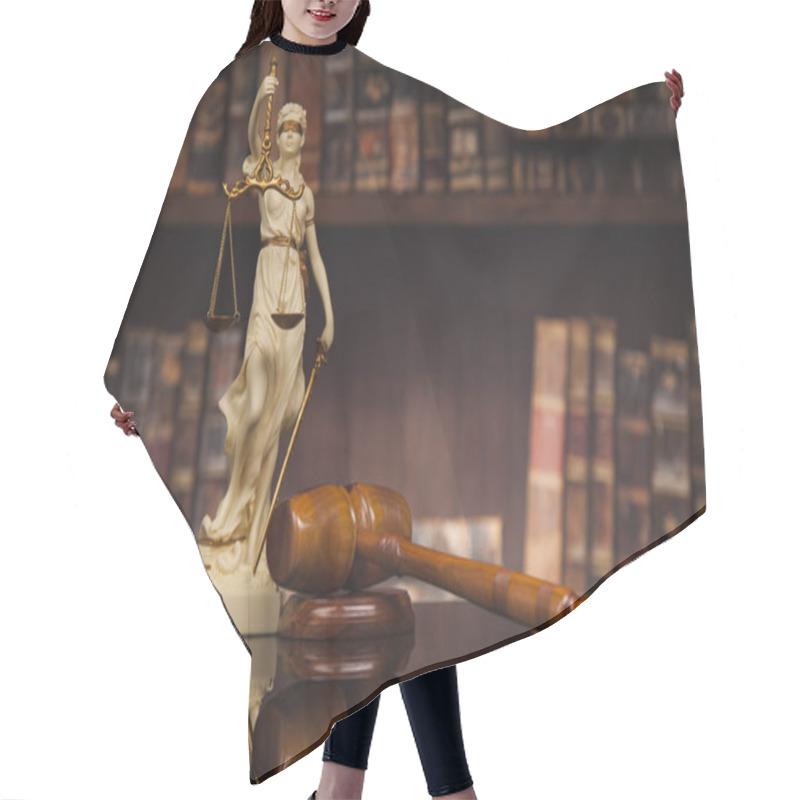 Personality  Antique Statue Of Justice Hair Cutting Cape