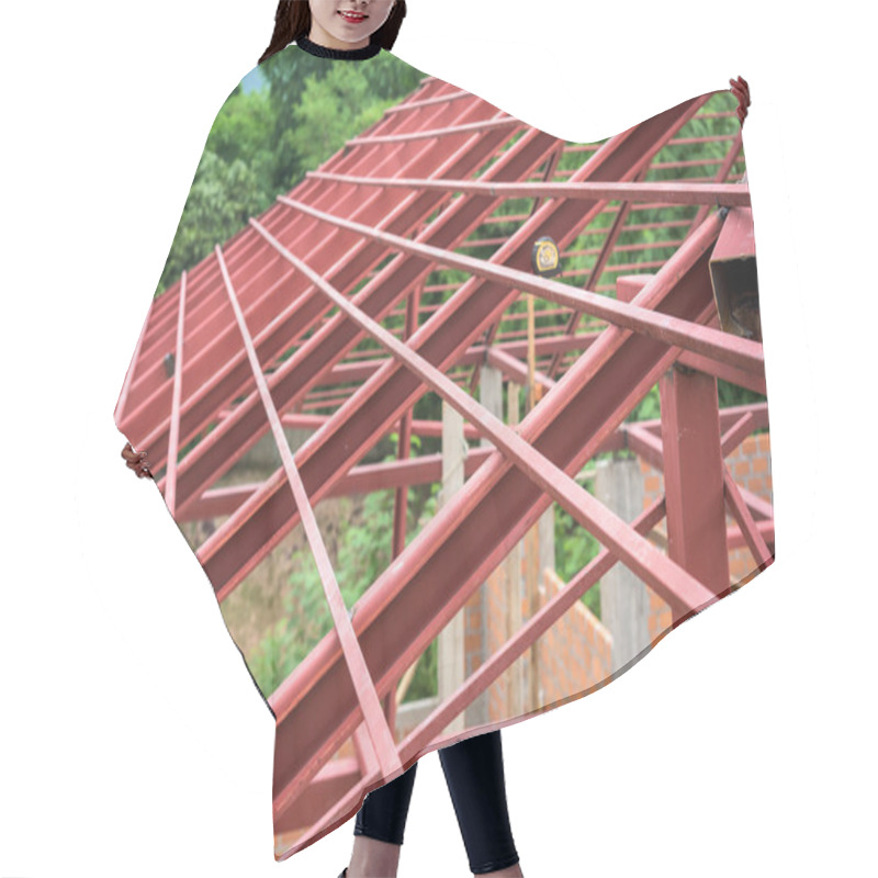 Personality  Steel Structure Of A New House Hair Cutting Cape