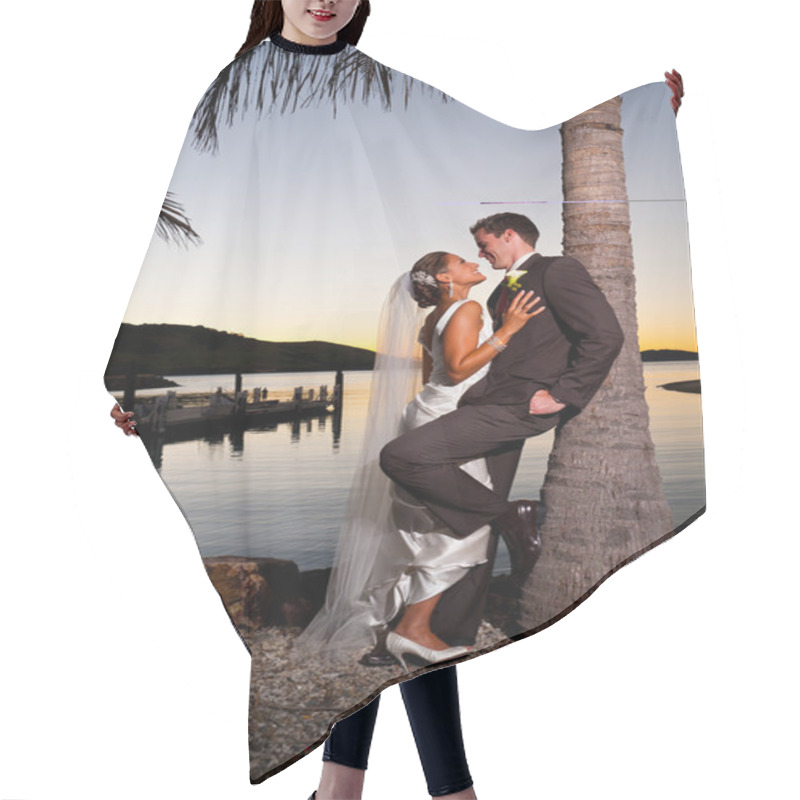 Personality  Newlyweds Embracing Under A Palm Tree At Sunset Hair Cutting Cape