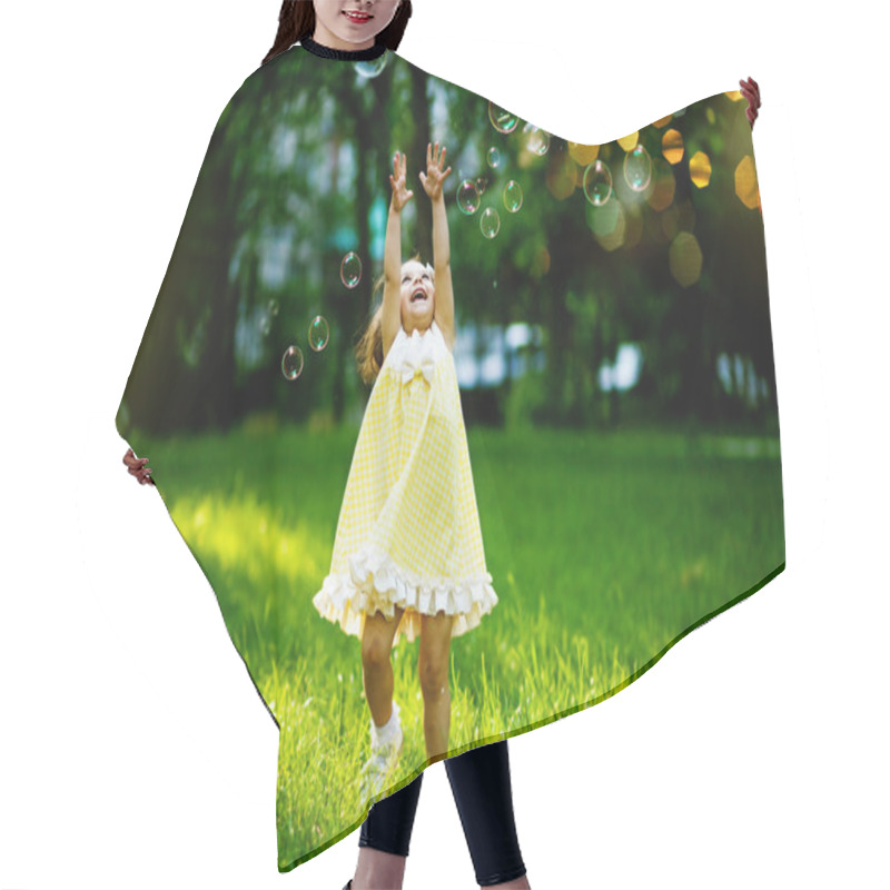 Personality  Girl With Bubbles Hair Cutting Cape