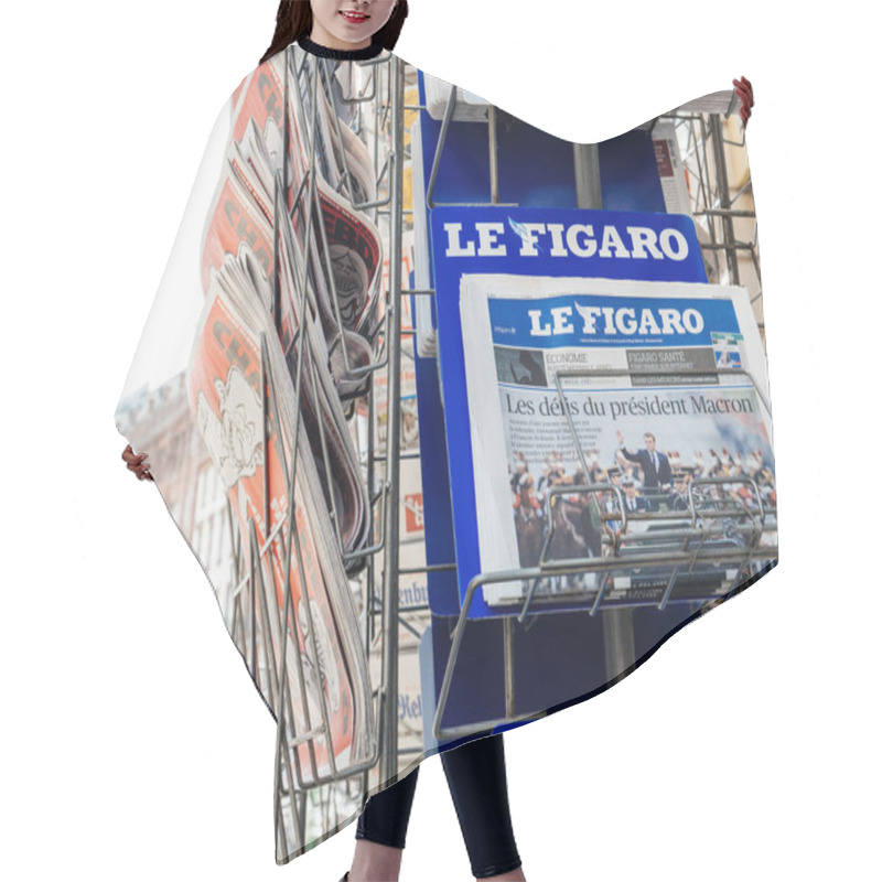 Personality  Le Figaro Reporting Handover Ceremony Presidential Inauguration  Hair Cutting Cape