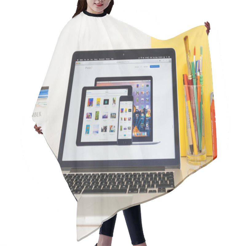 Personality  Apple Computers Website Showcasing Iphone 7, Ipad Pro, Mac Pro A Hair Cutting Cape